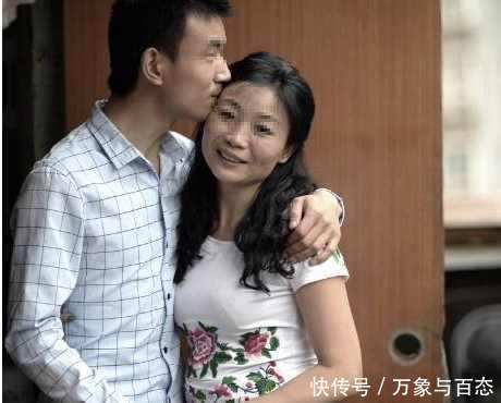 22岁小伙和42岁大妈相爱, 婚后什么都很好, 但有一件事情让大妈左