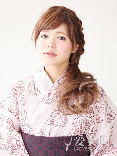 长卷发<em>发型扎法百变</em>编发增添活力_360问答