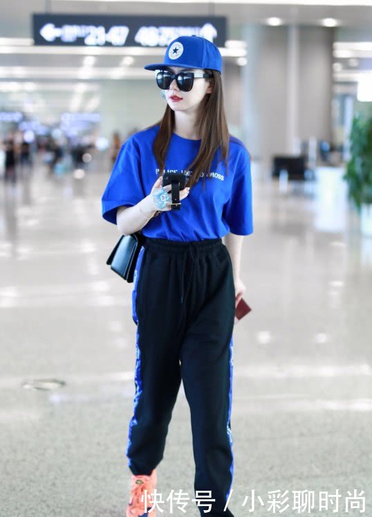 袜子配凉鞋已经out了,戚薇的棉被靴才厉害,保