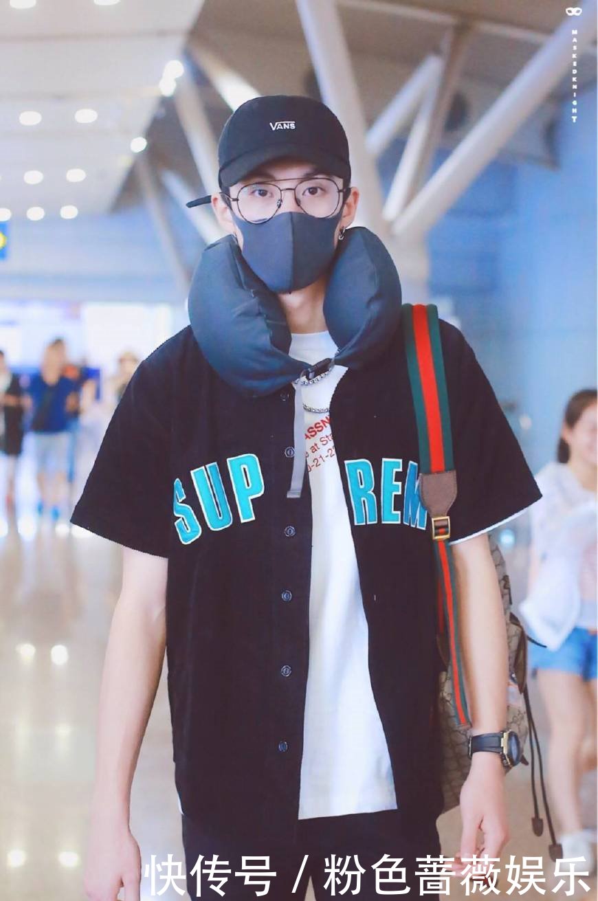 王鹤棣还没上飞机就把U型枕套在脖子上,粉丝们