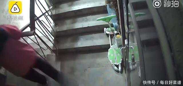 因高层女住户不愿下楼取快递,快递员送件后一