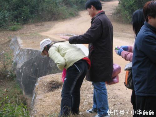 婚后第3天老婆突然剃了光头！我怒扇其耳光，她挽起衣角，我泪奔