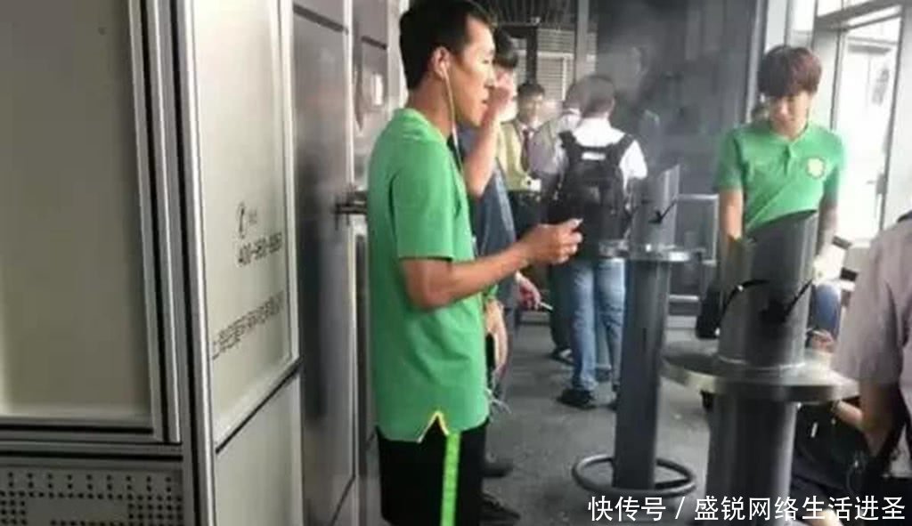中乙陕西队员在机场外集体抽烟,如此职业素养