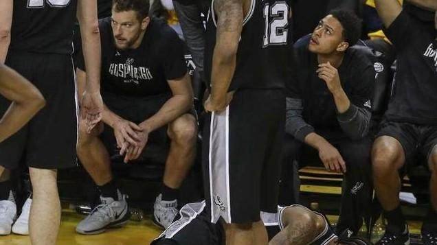 阿德垫脚杜兰特,格林愤怒表态,这次球迷表示没