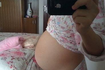 24岁孕妇分娩忽然大出血,被迫说出事实真相后,老公怒斥:离婚!