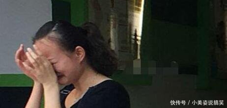 看到女儿吐出黑乎乎东西,还有一股臭味,宝妈直