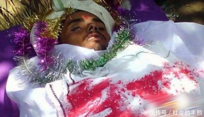 男子被毒蛇咬死后,火化几秒前,看到这一幕在场的人都无语了