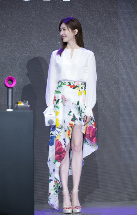 江疏影白成一道光,披一块花布都能艳压群芳,胡