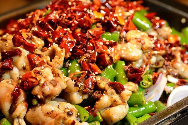 红5月,g0辣餐厅15种口味的干锅牛蛙挑战你的舌尖