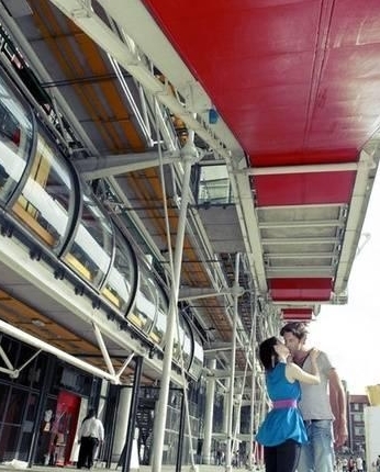 留学女大学生,街头向老外索吻,目标是吻够100