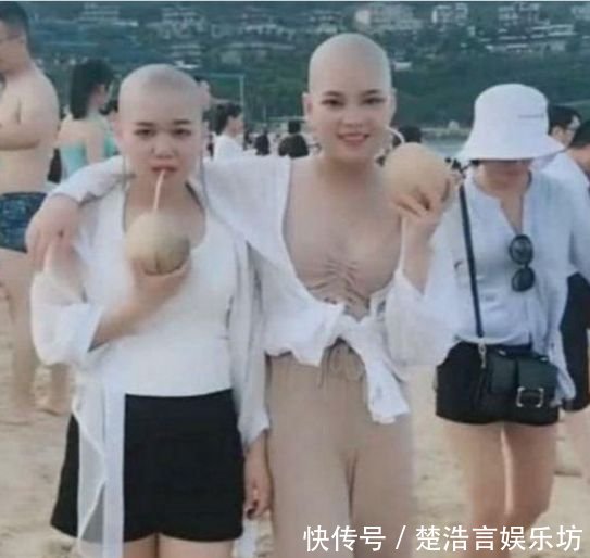 两位光头美女穿着时尚在海边嬉戏，网友看后不淡定了!_【快资讯】
