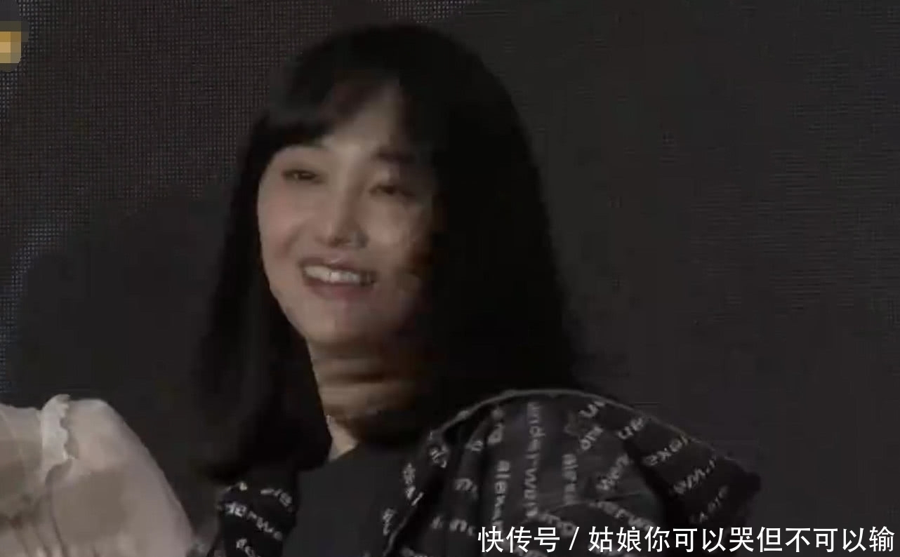 郑爽发布会抽自己嘴巴,有谁注意她最后的表情