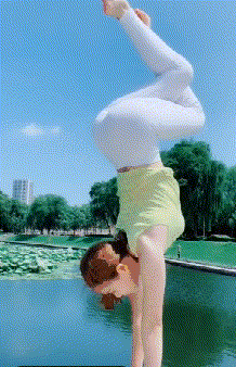 搞笑gif动图:造型摆得挺别致啊,这可不是谁都能摆得出来的.