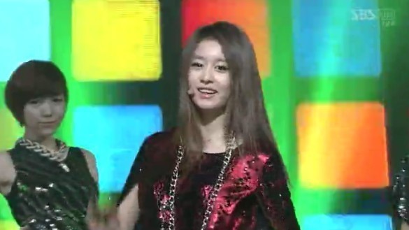 t-ara的lovey dovey的MV中穿红衣服的那个女的