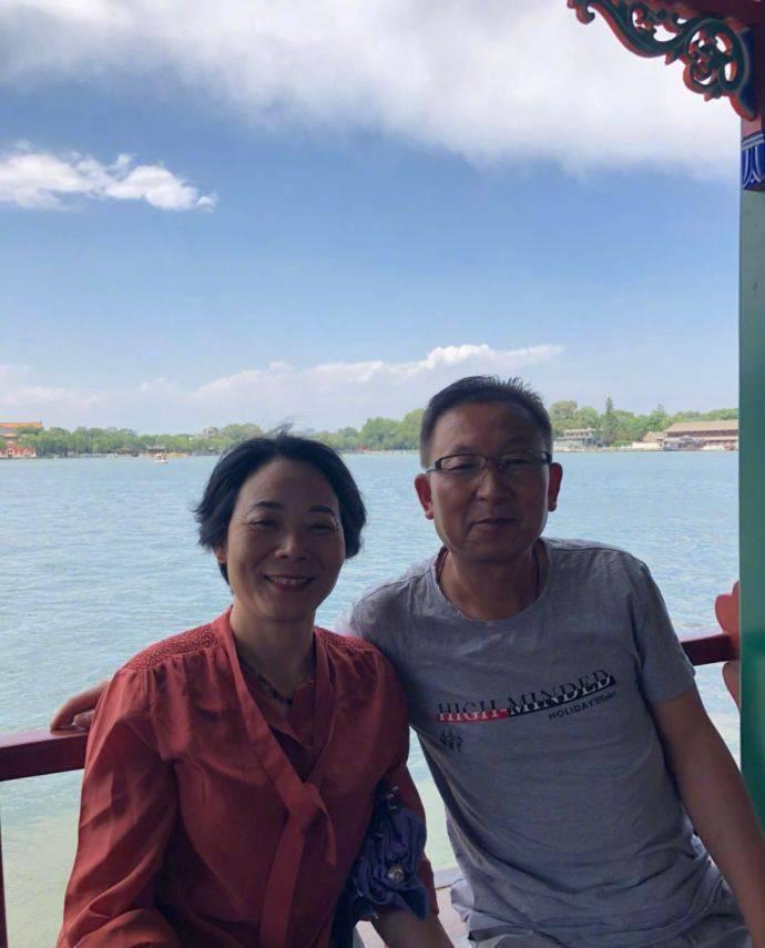 陈翔更博晒父母合照,评论炸锅,网友:为毛晓彤感到不值