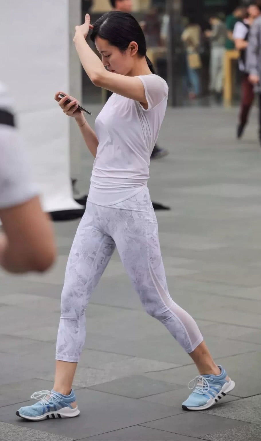 小姐姐透气运动上衣搭配紧身裤,好看大方又很有运动风格