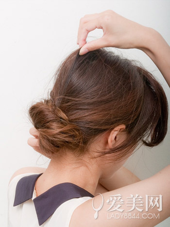 长卷发发型扎法八步骤搞定丸子头_360问答