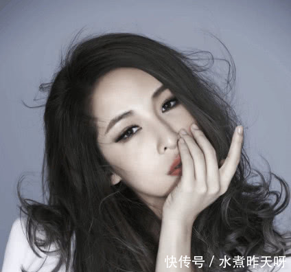 母亲去世继承10亿遗产后退出娱乐圈的她,出入