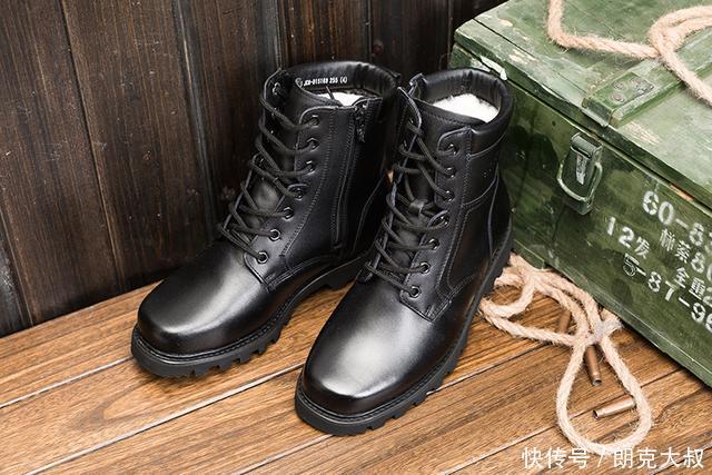 鞋子穿了一天又湿又臭?晚上把它放在鞋里,第二