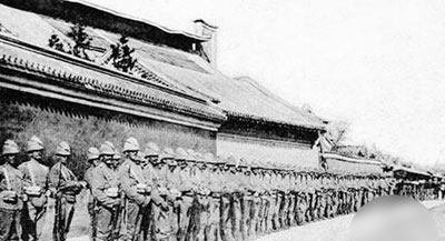 八国联军在紫禁城阅兵旧照,看后让人气愤不已