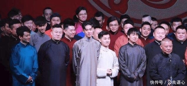 69岁的牛群近况令人唏嘘,姜昆桌上接受敬酒,他在桌下专业拍照 太阳城集团官网