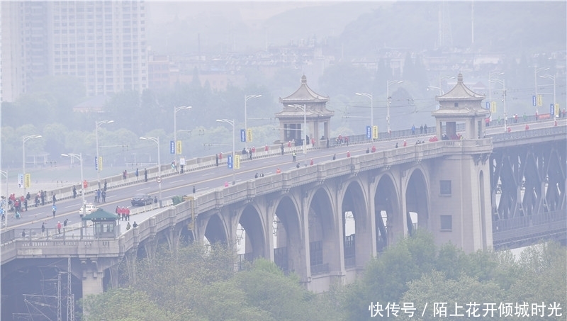 汉马进行时!武汉长江大桥已开始禁止汽车通行