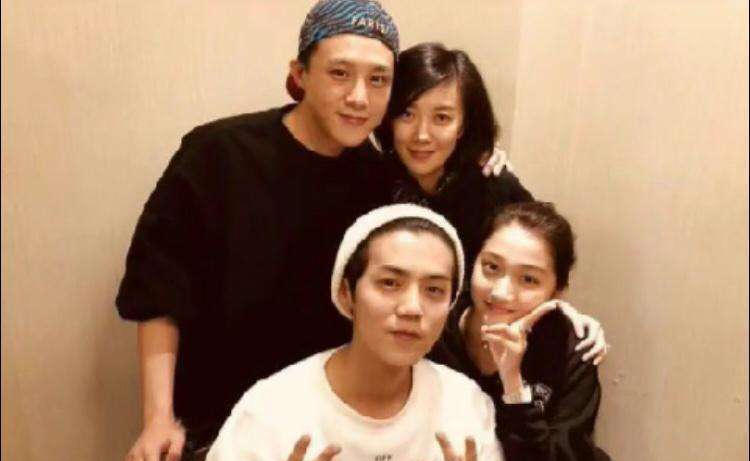 鹿晗亲吻关晓彤34秒,关晓彤的这个动作亮了,网