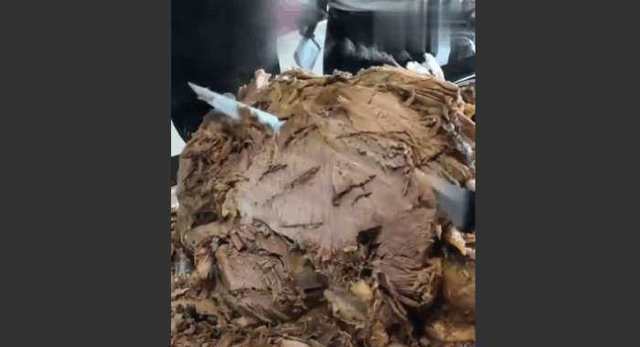 拉面馆二十斤牛肉能用三个月，看完他的刀功我就相信了