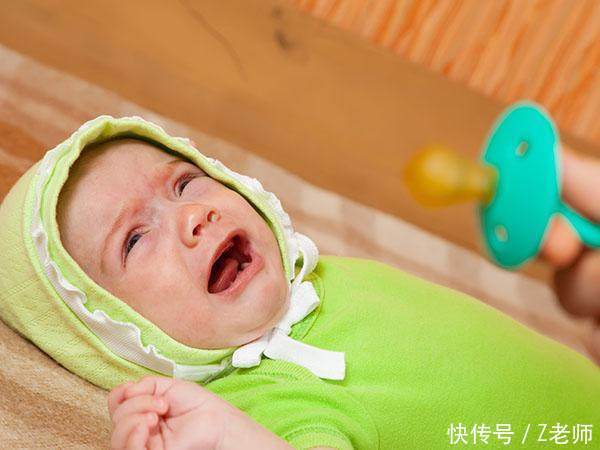 孩子出生七个月,居然一直保持这个姿势不变?快