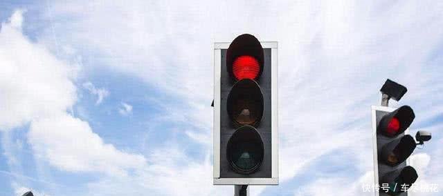 1公里设31个红绿灯,引人争议,老司机都不知道