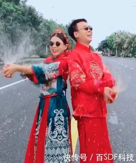 小夫妻去拍婚纱照,看到第三个动作尴尬,网友:小