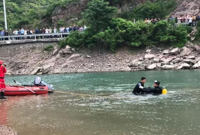 女生滑入水库,弟弟和同学前去营救,却再没上来
