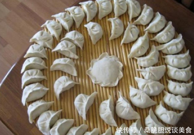 煮饺子的黏锅怎么办 盖不盖锅盖!