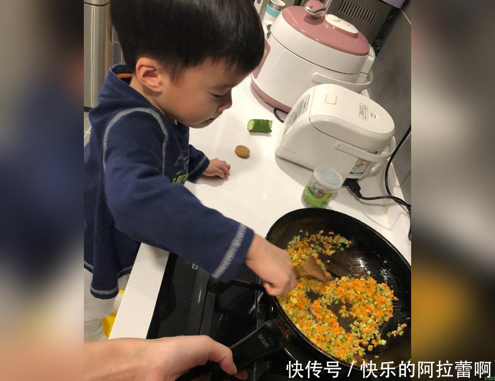 吴京儿子4岁就上灶台学炒菜,还会做甜点和蛋糕