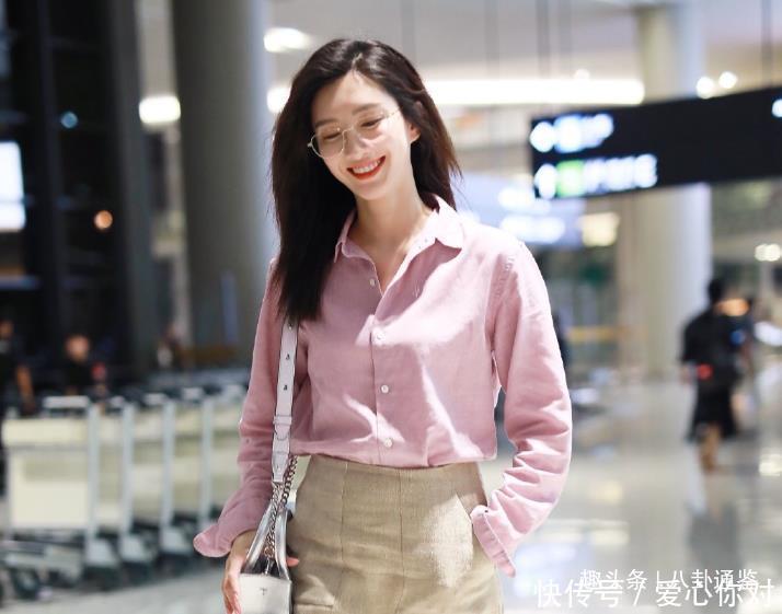 江疏影机场被小伙子搂腰,谁注意到她的反应修养是装不出来的 钱柜777唯一官网地址