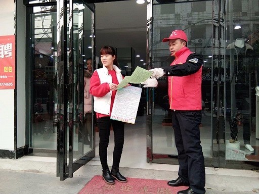 尉氏县行政执法局文明志愿者积极开展城市环境