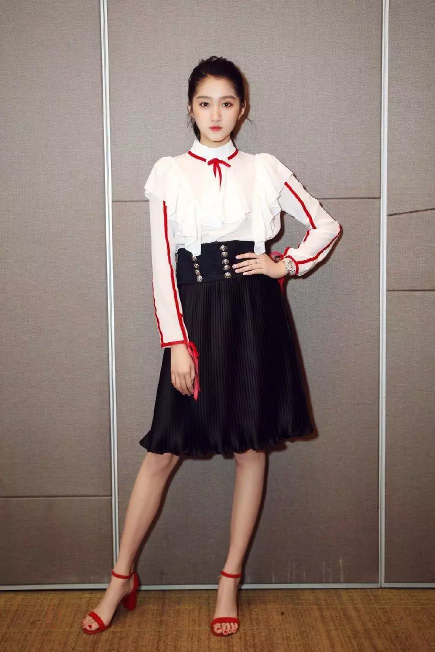 杨超越微博三连击表白鹿晗来势汹汹!网友:这次