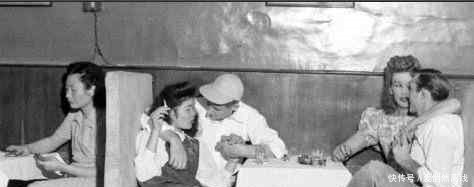 30年代上海滩外国酒吧老照片,陪酒女郎专为外国人服务