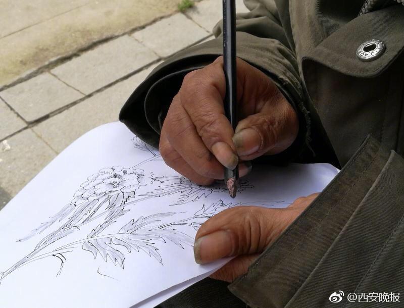 西安流浪汉街头自学手绘 42岁王小明认真绘画引围观