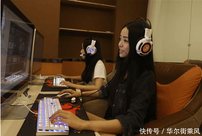 网吧收银年轻漂亮,月薪只有2000,为何不换工作