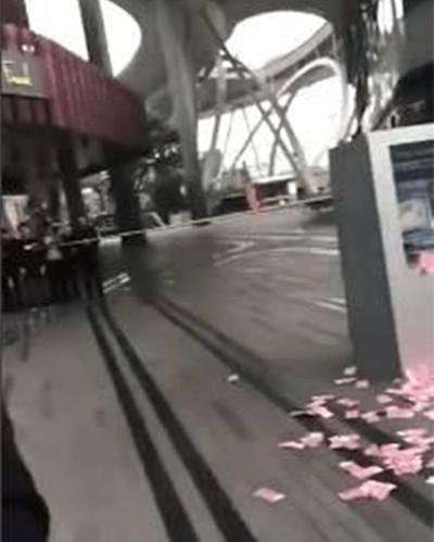 女子ATM取款遭机器吐钱, 被警车包围 网友: 按银行规定来走