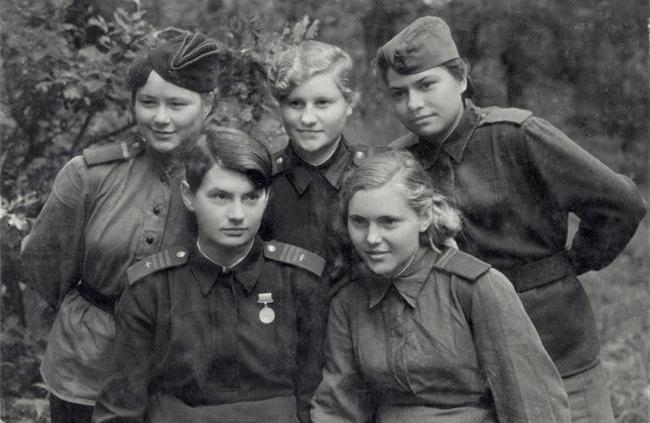 老照片:二战中的苏联女兵,普遍身材圆润,被俘依