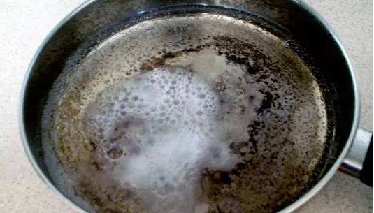 炒菜锅底部污垢怎样清除锅底厚厚的一层油污怎