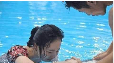 刘雨欣生理期跳水难忍,出现难堪,被爆出10个多