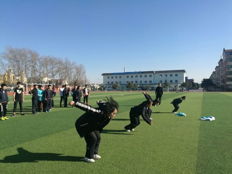 立定跳接力小游戏,用游戏激发学生的兴趣