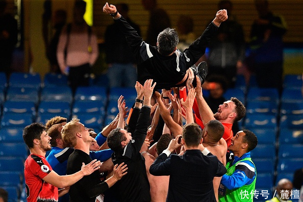 哈德斯菲尔德疯狂庆祝保级成功,主教练的裤子