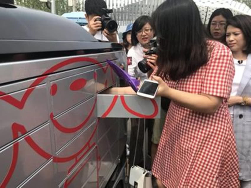 京东配送机器人送货上门闪亮登场,快递小哥失