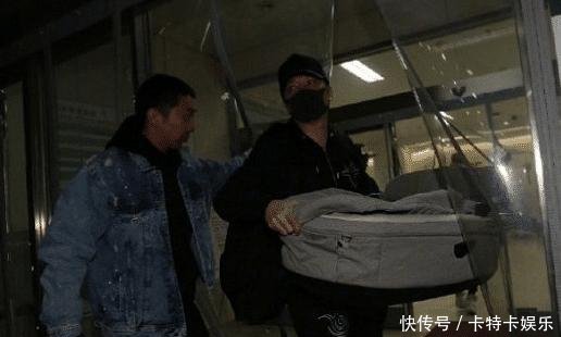 赵丽颖产后出院,冯绍峰全程用身体护送,撒红包