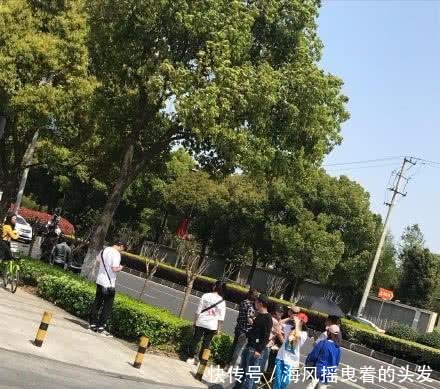 戚薇苏州拍戏李承铉带女儿探班,父女俩现身马