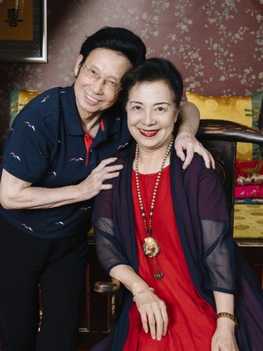组图:陈数带家人拍写真 爸妈恩爱儿女可爱